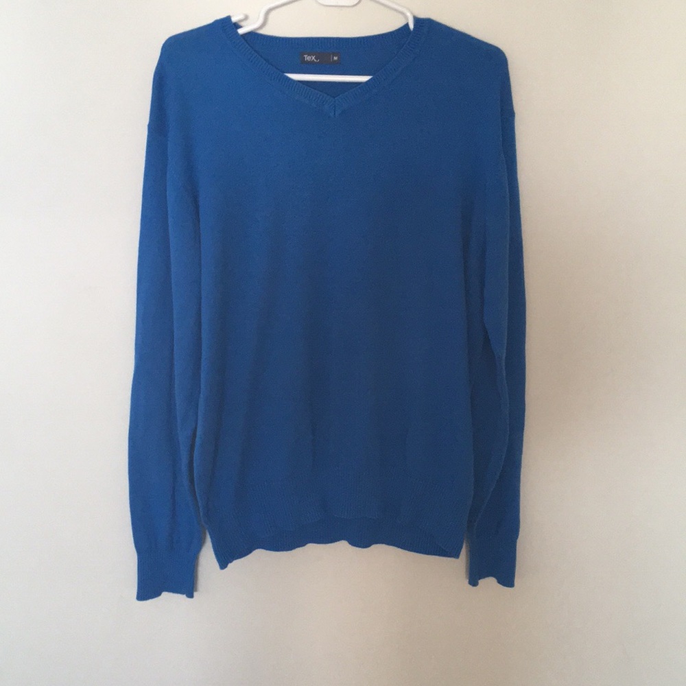 Tex by Max Azria blue v-neck sweater.